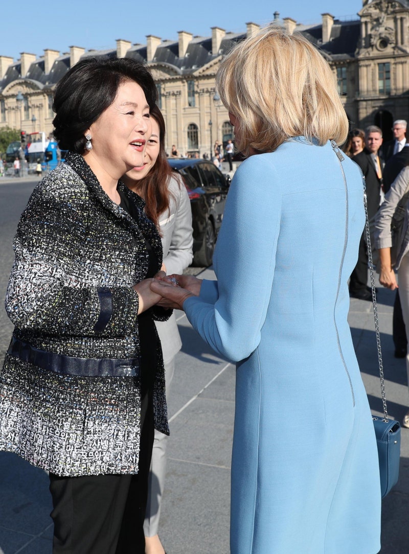 검찰, <b>김정숙 여사</b> ‘<b>옷값 의혹</b>’ 경찰에 재수사 요청