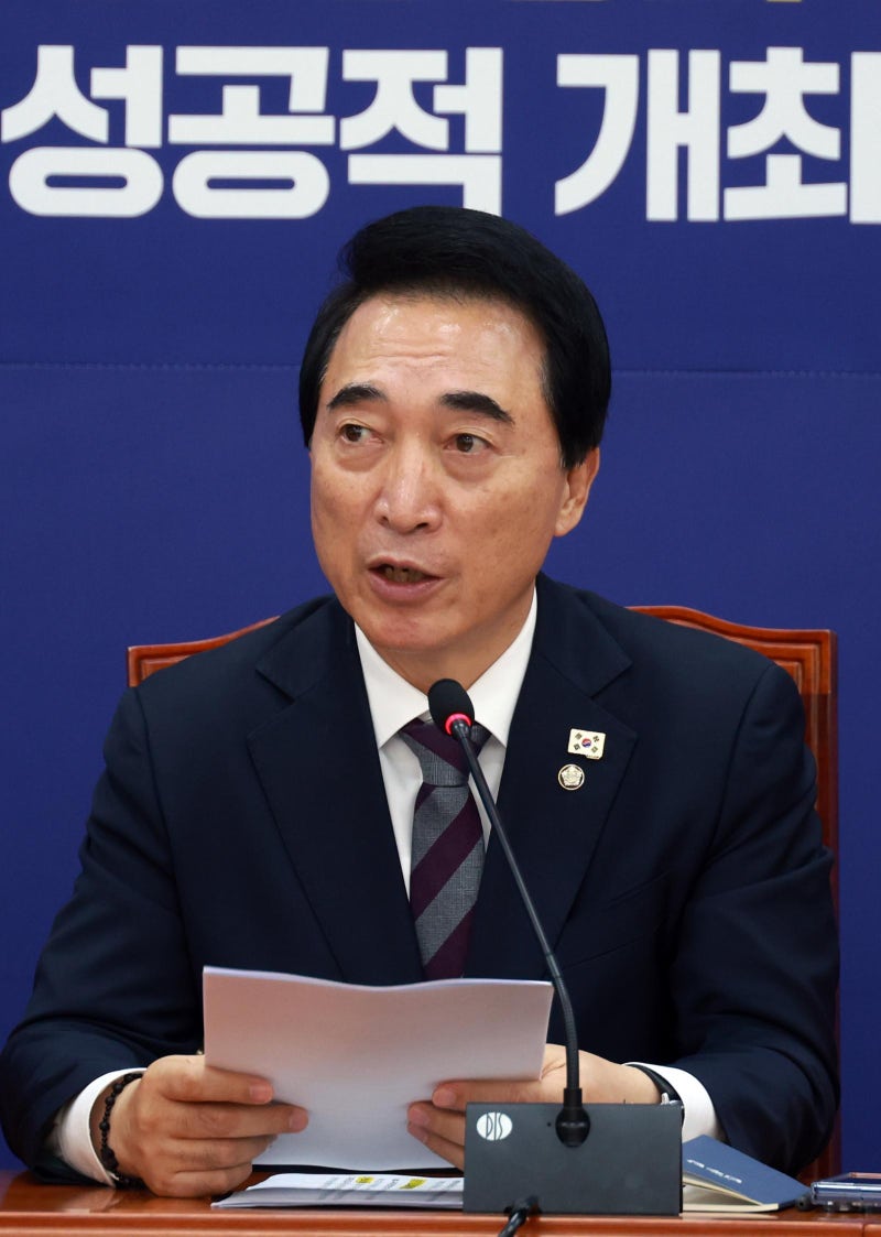 與 “李 <b>재판중지법</b> 추진 않기로…<b>대통령</b>실과도 조율”