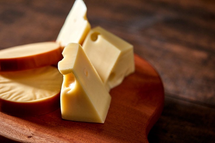 “치즈 단순한 간식 아냐…주 1회 먹으면 치매 위험 24% 감소”