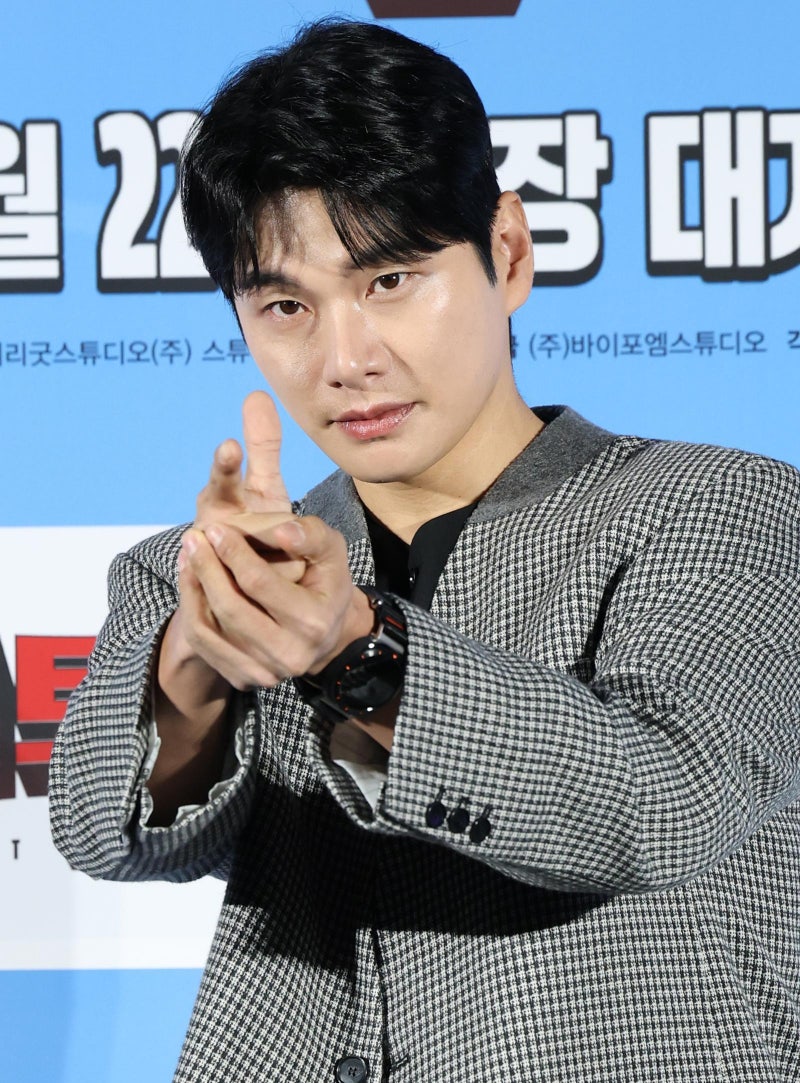 <b>이이경</b>, 금전 합의설 일축…“<b>루머 유포자 고소</b>장 접수 완료”