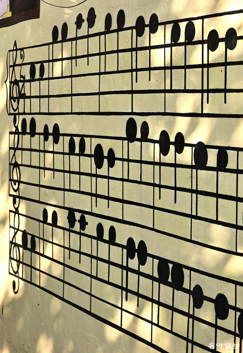 [고양이 눈]벽 위의 악보 한 장