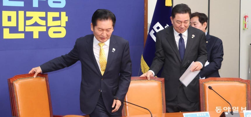 더불어민주당 정청래 대표(왼쪽)와 김병기 원내대표가 3일 국회에서 진행된 최고위원회의에 참석하고 있다. 민주당 지도부는 이날 현직 대통령의 형사재판을 중지하는 이른바 ‘국정안정법’