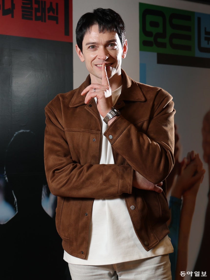 피아니스트 겸 방송인 다니엘 린데만 씨가 3일 오후 서울 종로구 세종문화회관에서 자신이 해설자를 맡은 공연 ‘누구나 클래식’ 포스터 앞에서 미소를 짓고 있다. 변영욱 기자 cut@