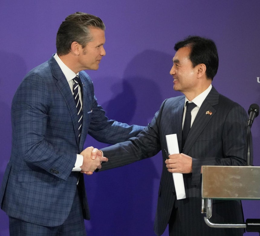 안규백 국방부 장관(오른쪽)과 피트 헤그세스 미국 국방(전쟁)장관이 4일 오후 서울 용산구 국방부 청사에서 제57차 한미 안보협의회의(SCM) 공동 기자회견을 마치고 악수하고 있다