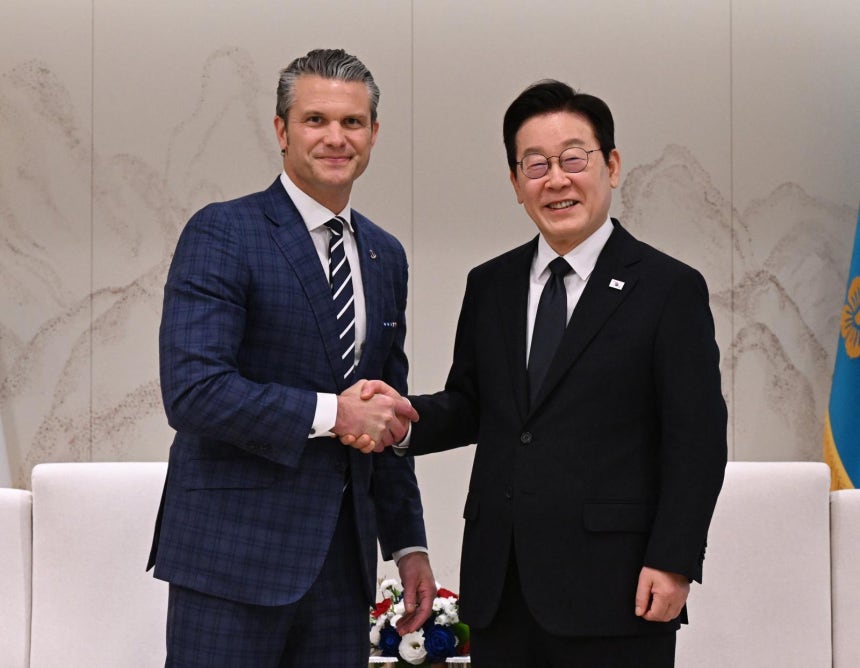 이재명 대통령이 4일 서울 용산 대통령실청사에서 피트 헤그세스 미국 국방장관을 접견하고 있다. 대통령실사진기자단