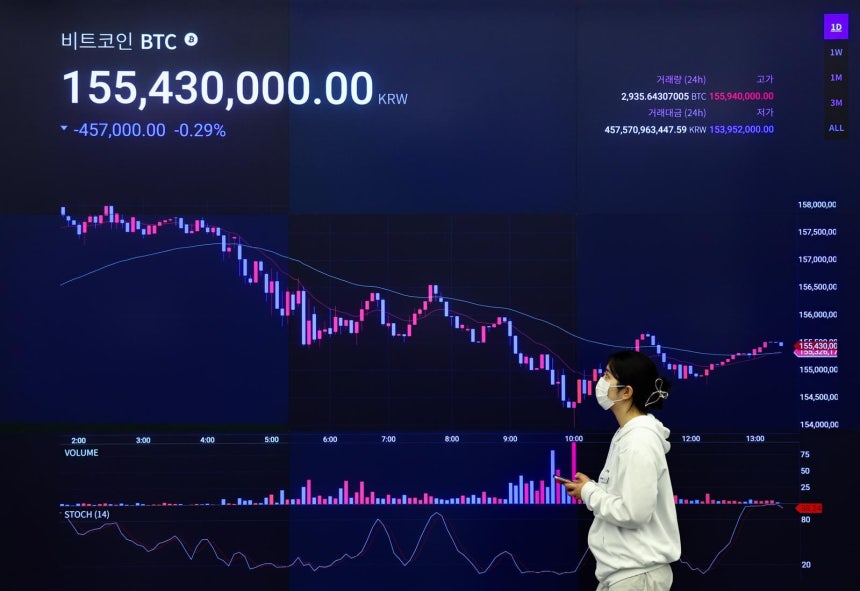 서울 강남구 업비트 고객센터 전광판에 비트코인과 이더리움 등 가상화폐 시세가 표시되고 있다. 2025.08.26 뉴시스