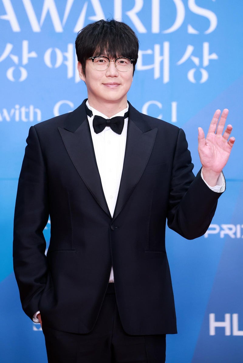 “VIP티켓 빼돌려 아내 통장으로 수억 <b>횡령</b>”…<b>성시경</b> 前<b>매니저</b> 새 <b>의혹</b>...