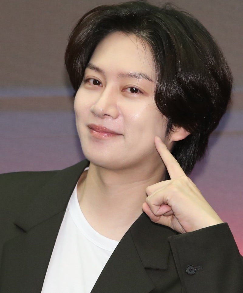 슈퍼주니어 <b>김희철</b>, <b>서울아산병원</b>에 1억 원 <b>기부</b>…뜻깊은 20주년