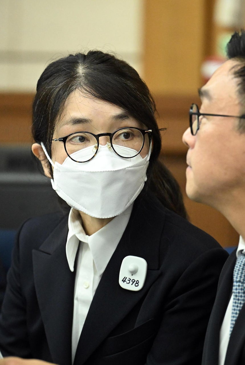 도이치모터스 주가조작, 통일교 청탁·뇌물 수수 의혹 혐의 등으로 구속기소 된 김건희 여사가 24일 오후 서울 서초구 서울중앙지방법원에서 열린 첫 재판에 출석해 변호사와 이야기를 나누고 있다. 2025.09.24. 사