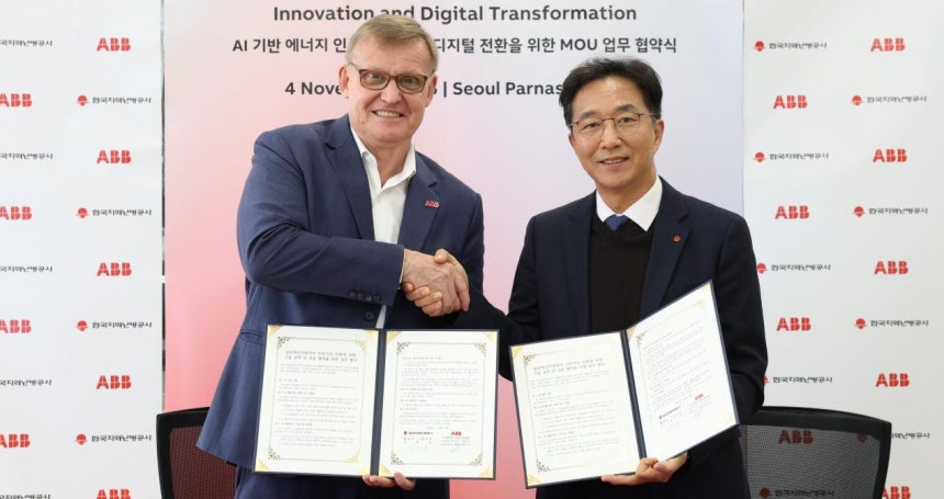 한국지역난방공사 김학균 플랜트기술처장(오른쪽)과 ABB사 앤더스 마테센 아시아 총괄대표가 협약서에 서명한 후 기념사진을 찍고 있다. 한국지역난방공사 제공