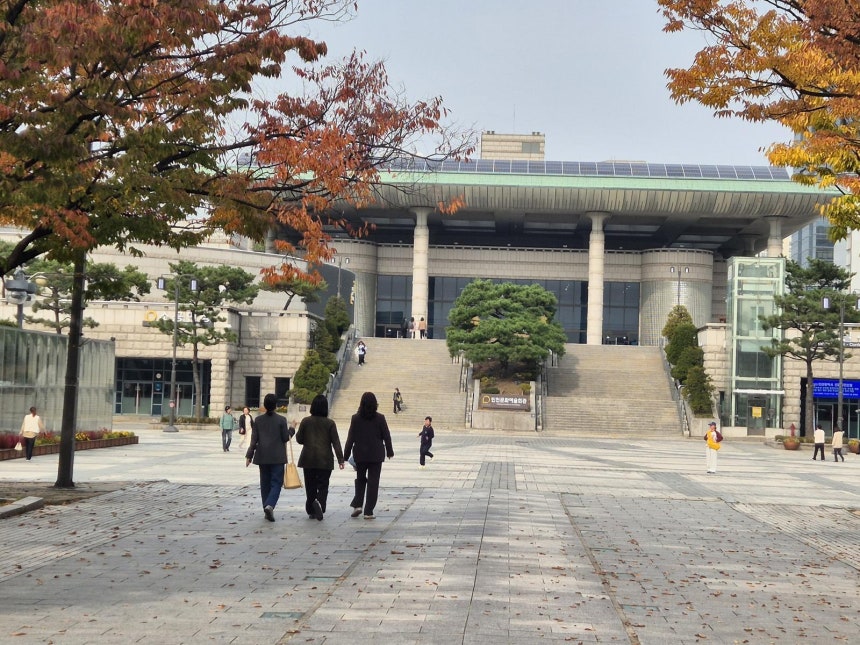 가을 단풍이 물든 인천 남동구 인천문화예술회관 앞 광장을 시민들이 거닐고 있다. 1994년 개관한 인천문예회관은 지난해 1월부터 484억 원을 들여 리모델링을 진행해 올해 새롭게 