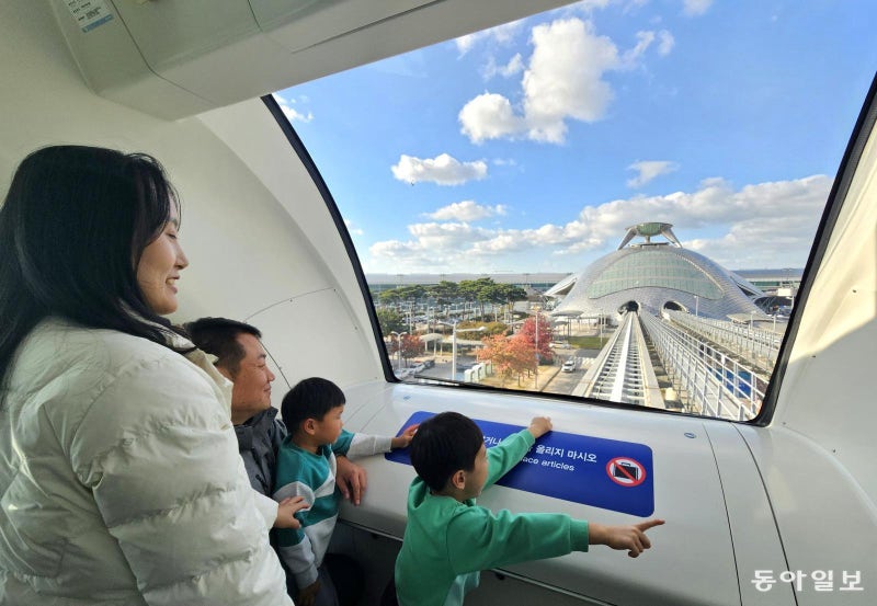 “우와, 엄마아빠! 열차에서 바다가 보여요”