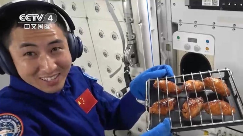 우주서 스테이크 구워먹는 中… ‘스페이스 경쟁’ 위기감 커진 美