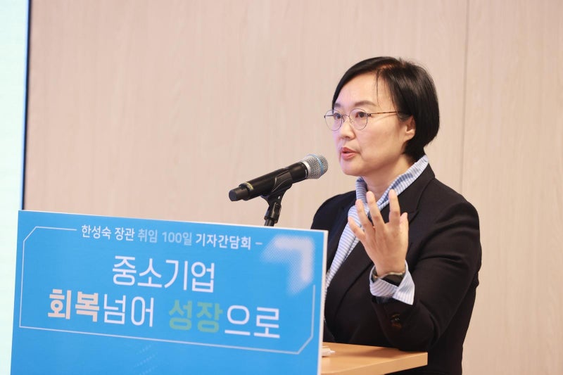 한성숙 “中企는 규모 성장, 소상공인은 AI 자생기반 도울 것”