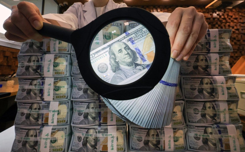 서울 중구 하나은행 위변조대응센터에 놓인 달러화. 2025.11.5/뉴스1