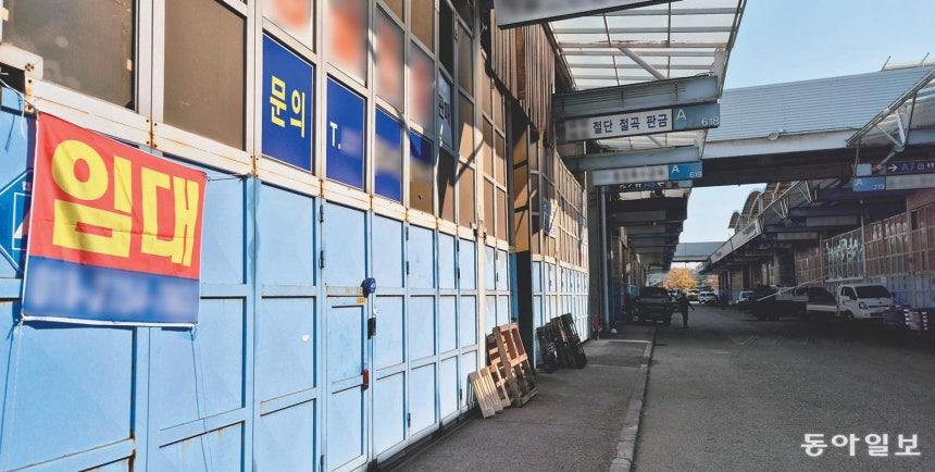 썰렁한 산업단지 5일 오전 경기 시흥시에 있는 국내 최대 철강유통 산업단지 스틸랜드 공장 벽에 임차인을 구하는 광고가 붙어 있다. 시흥=주현우 기자 woojoo@donga.com