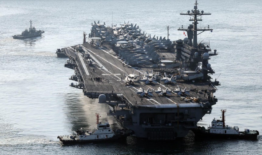 美항모 조지워싱턴함, 부산 입항 미국 해군 7함대 소속 니미츠급 원자력 추진 항공모함인 조지워싱턴(CVN-73·10만3000t)이 5일 부산 남구 해군작전사령부 기지에 입항하고 있