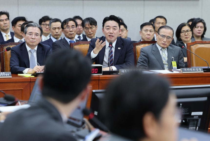 강훈식 대통령 비서실장이 6일 서울 여의도 국회에서 열린 국회운영위원회의 대통령비서실 등에 대한 국정감사에서 주진우 국민의힘 의원 질의에 답변하고 있다. 2025.11.6/뉴스1 