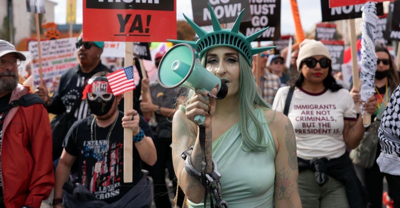 “트럼프 물러나라” 거리 나온 자유의 여신상