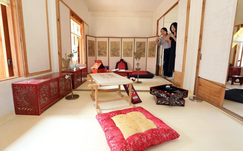 김건희 ‘건청궁’ 간 다음날, 용산 “왕실 공예품 대여” 문의