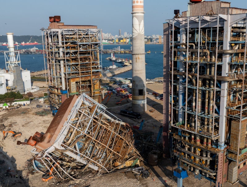 쾅쾅 굉음 뒤 20층 타워 와르르… “또 무너질라” 바닥 파며 구조