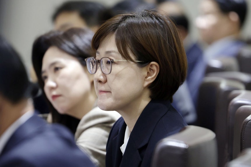 김현지 제1부속실장이 21일 서울 용산 대통령실 청사에서 열린 국무회의에 배석해 있다. 2025.10.21. 뉴시스