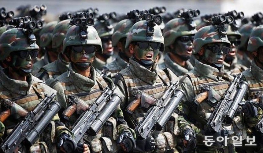 2017년 김일성 생일 105주년 열병식에 등장한 북한 특수부대의 행진 모습. 동아일보 DB