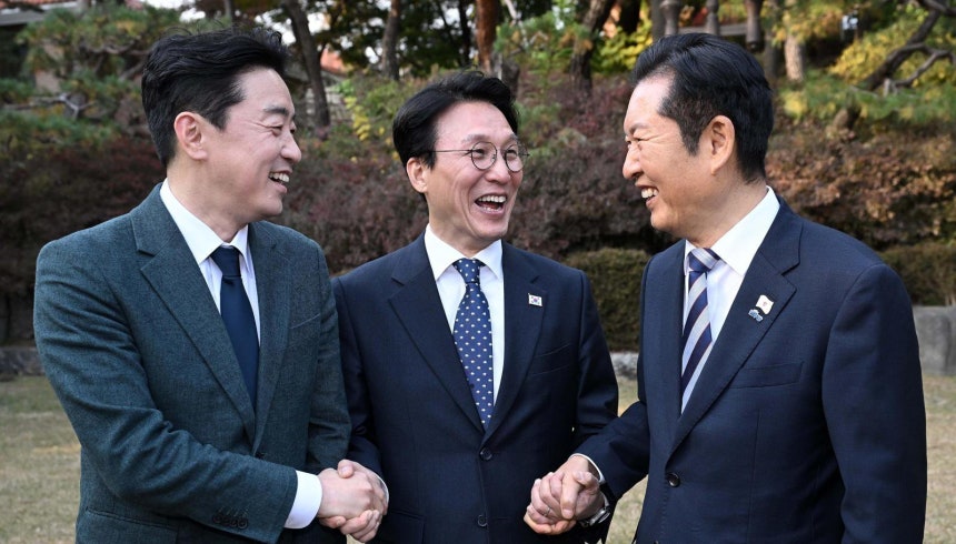 손 맞잡은 당정대 김민석 국무총리(가운데)와 더불어민주당 정청래 대표(오른쪽), 강훈식 대통령비서실장이 9일 서울 종로구 삼청동 총리공관에서 손을 맞잡은 채 대화를 나누고 있다. 