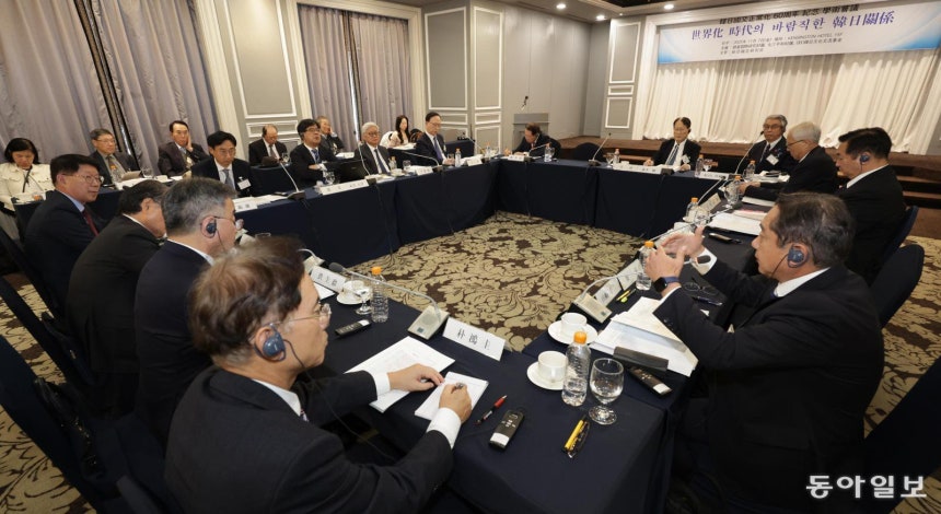 동아일보 부설 화정평화재단이 ‘세계화 시대의 바람직한 한일관계’를 주제로 개최한 학술회의가 7일 서울 영등포구 켄싱턴호텔에서 진행되고 있다. 한일 국교 정상화 60주년을 맞아 마련