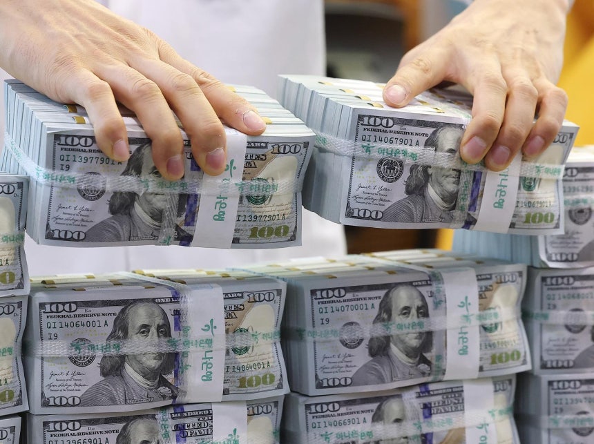 3일 서울 중구 하나은행 위변조대응센터 직원이 달러화를 정리하고 있다. 뉴스1