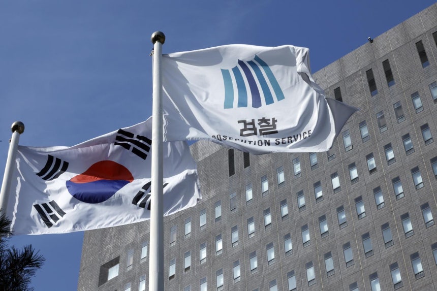 민간업자의 대장동 개발 비리 사건 수사팀이 검찰 수뇌부의 ‘항소 금지’ 지시로 항소를 포기하는 초유의 사태로 정진우 서울중앙지검장이 사의 표명하는 등 파장이 거세지고 있는 가운데 