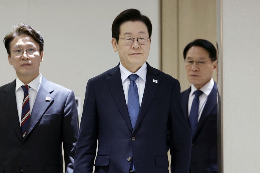 이재명 대통령이 21일 서울 용산 대통령실 청사에서 열린 국무회의에 입장하고 있다. [서울=뉴시스]