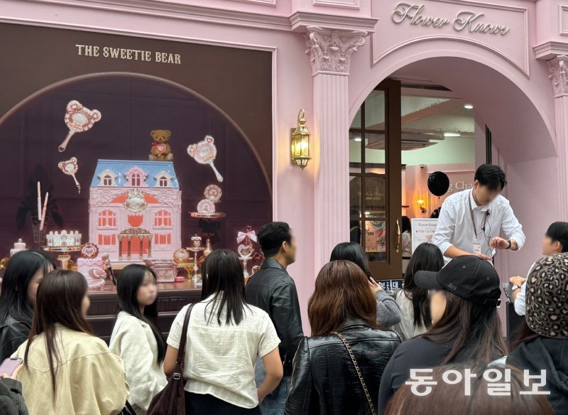 지난달 18일 서울 성동구 성수동에 문을 연 중국 뷰티 브랜드 ‘플라워노즈’ 팝업스토어. 이날 하루 동안 매장을 찾은 방문객은 총 2035명에 달했다. 김다연 기자 damong@d
