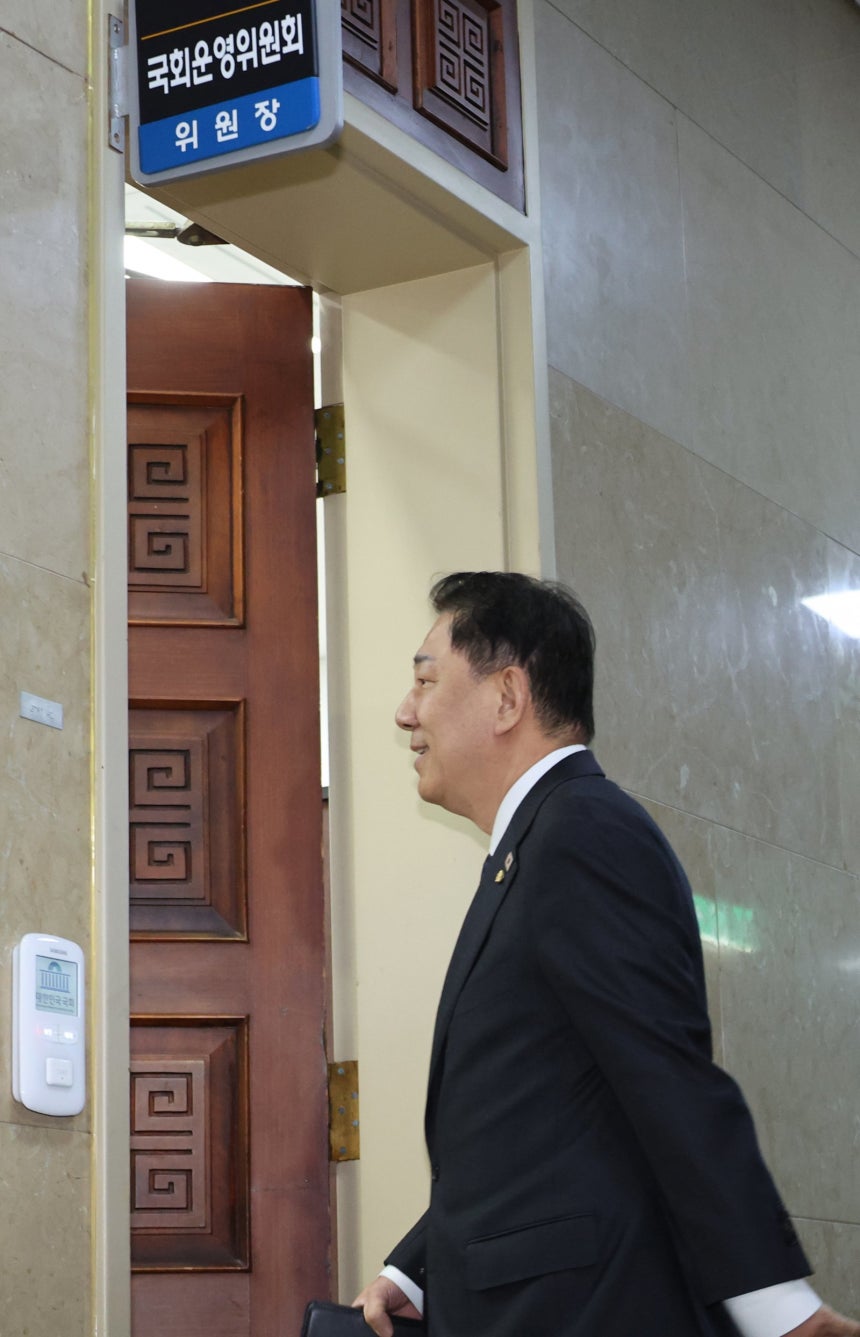 김병기 더불어민주당 원내대표가 11일 서울 여의도 국회에서 송언석 국민의힘 원내대표와 회동을 하기 위해 이동하고 있다. 2025.11.11&#160;[서울=뉴시스]