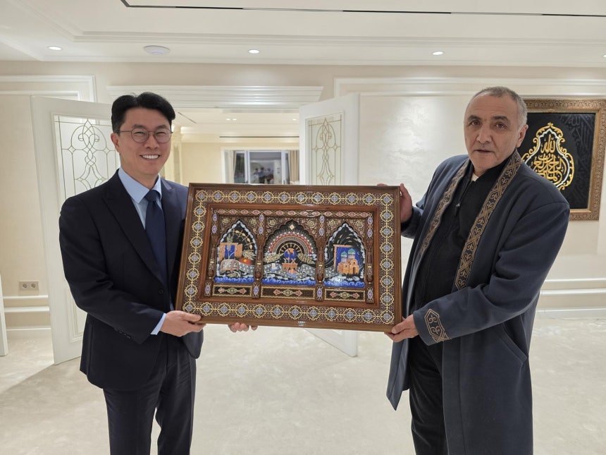 김나민 강남제이에스병원장(왼쪽)이 기념사진을 찍고 있다. 강남제이에스병원 제공