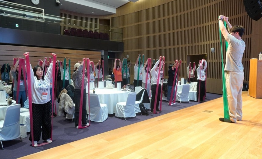 ‘당당발걸음 캠페인·혈당 관리 원데이 클래스’ 참가자들이 혈당 변화를 체험하는 운동을 하고 있다. 한독 제공