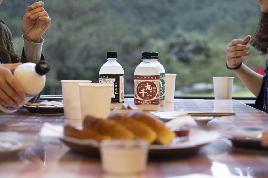 지난달 여행 스타트업 ‘피치바이피치’가 마련한 ‘무주 나이트 살롱’ 프로그램에서 여행객들이 지역 양조장 막걸리를 시음하는 모습. 한국관광공사 제공