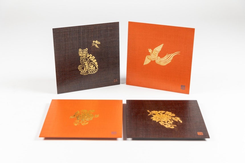 전통 민화에 나오는 까치와 호랑이 등을 표현한 금박 작품. 국가무형유산기능협회 제공