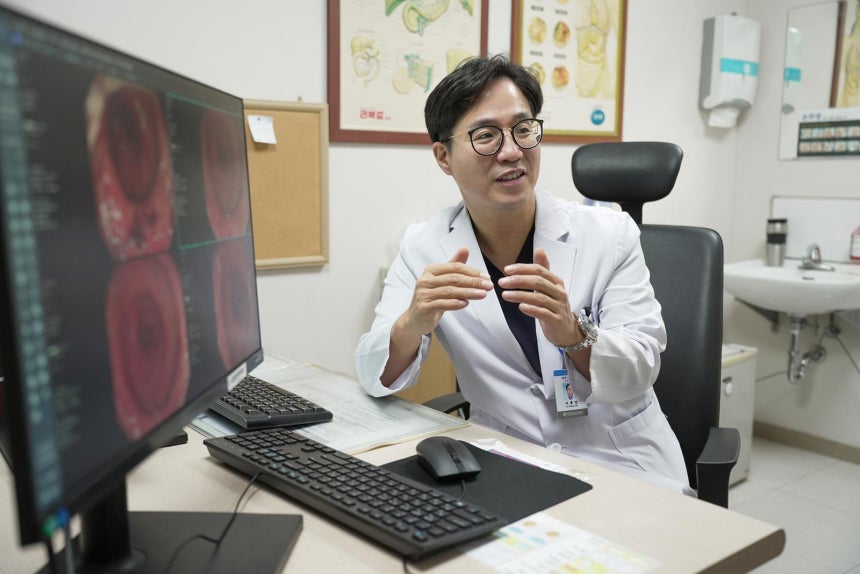 이홍섭 인제대 부산백병원 소화기내과 교수가 염증성 장질환 치료법에 대해 자세히 설명해 주고 있다. 표적치료제가 나오면서 염증성 장질환 치료 트렌드는 증상 완화에서 근원 치료인 점막