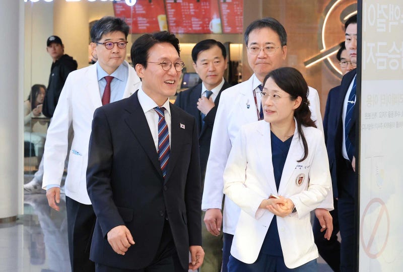 金총리 “<b>응급실 뺑뺑이</b> 표현, 의료진 입장선 억울할수도”