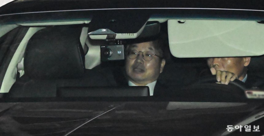 사의 표명 뒤 퇴근하는 盧총장대행 대장동 사건 항소 포기 논란으로 사의를 표명한 노만석 검찰총장 권한대행(대검찰청 차장)이 12일 오후 서울 서초구 대검 지하 주차장에서 빠져나가고