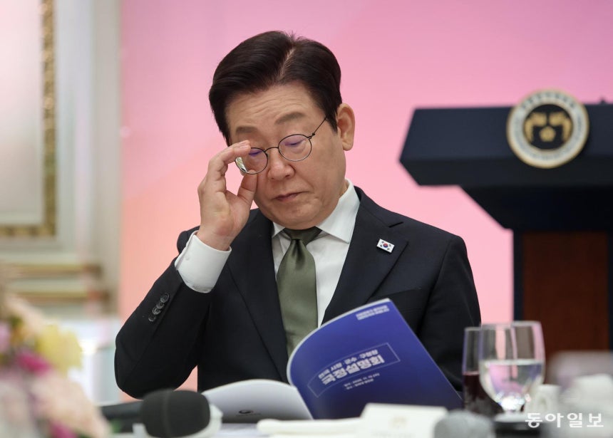 이재명 대통령과 김민석 국무총리가 12일 오후 서울 청와대 영빈관에서 열린 시장 구청장 초청 국정설명회 및 오찬간담회에서 자료를 살펴보고 있다. 2025.11.12&#160;송은석