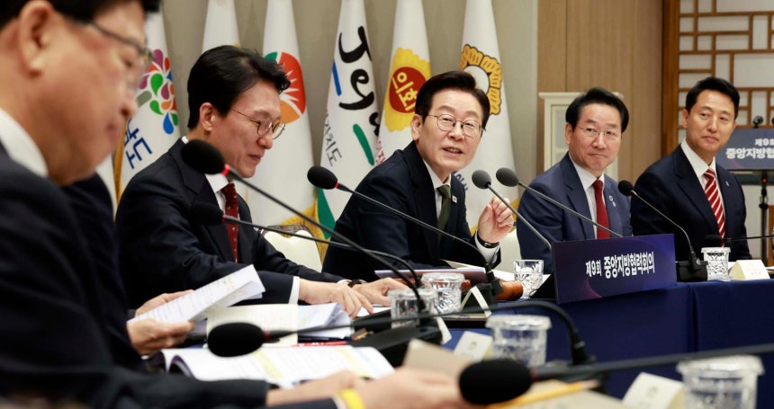 李정부 첫 중앙지방협력회의 개최 이재명 대통령이 12일 서울 용산 대통령실 청사에서 열린 중앙지방협력회의에서 발언하고 있다. 이 대통령은 이날 “우리 정부는 지역이 성장의 중심이 