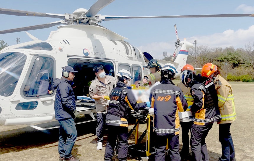 소방청 119 구급대원들이 전남 목포에서 헬기로 이송된 환자를 부천세종병원으로 옮기고 있다. 세종병원은 심혈관 질환 치료 관련 자체 핫라인 시스템인 ‘세종 심혈관 네트워크’를 운영