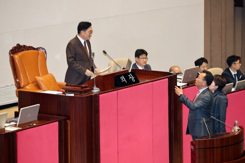 &#160;13일 서울 여의도 국회에서 열린 제429회국회(정기회) 12차 본회의에서 유상범, 김은혜 국민의힘 의원이 김윤덕 국토교통부 장관의 본회의 불참 등에 대해 항의하고 있다