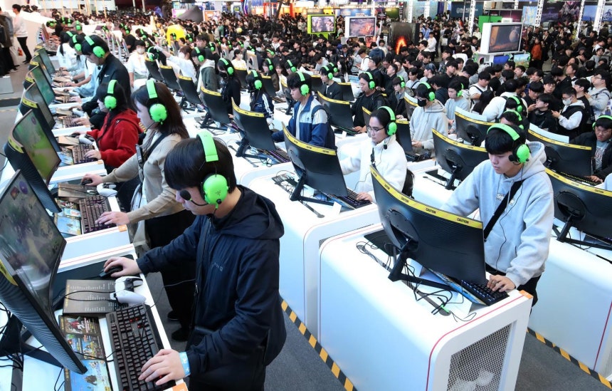 13일 부산 해운대구 벡스코에서 열린 국내 최대 게임 박람회 지스타(G-STAR)에서 관람객들이 신작 게임을 즐기고 있다. 16일까지 열리는 올해 지스타에는 44개국 1273개 게임사가 참가해 총 3269개의 부스