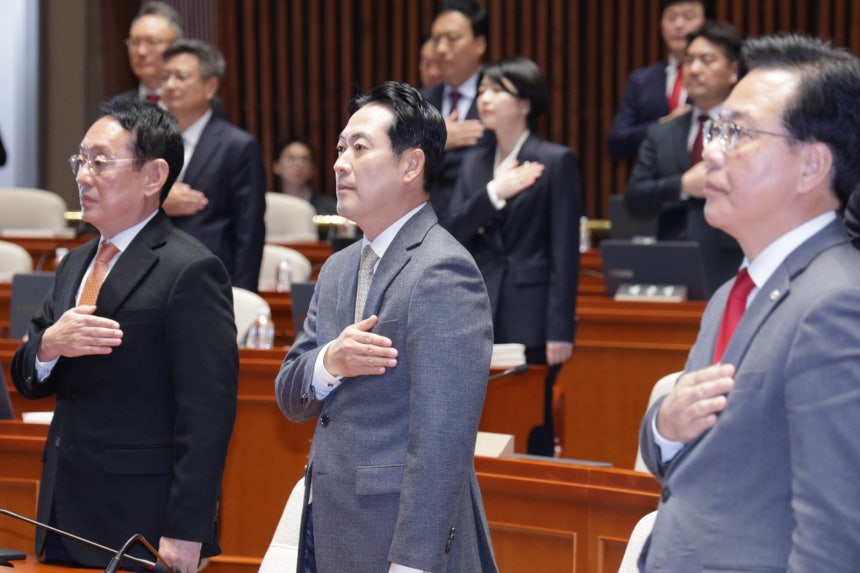 장동혁 국민의힘 대표와 송언석 원내대표가 13일 서울 여의도 국회에서 열린 의원총회에서 국민의례를 하고 있다. 2025.11.13 (서울=뉴스1)