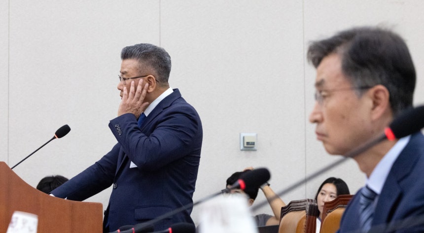 10월 16일 서울 여의도 국회에서 열린 법제사법위원회 감사원 등에 대한 국정감사에 출석한 (왼쪽) 유병호 감사원 감사위원과 최재해 감사원장이 의원 질의를 듣고 있다. 2025.1