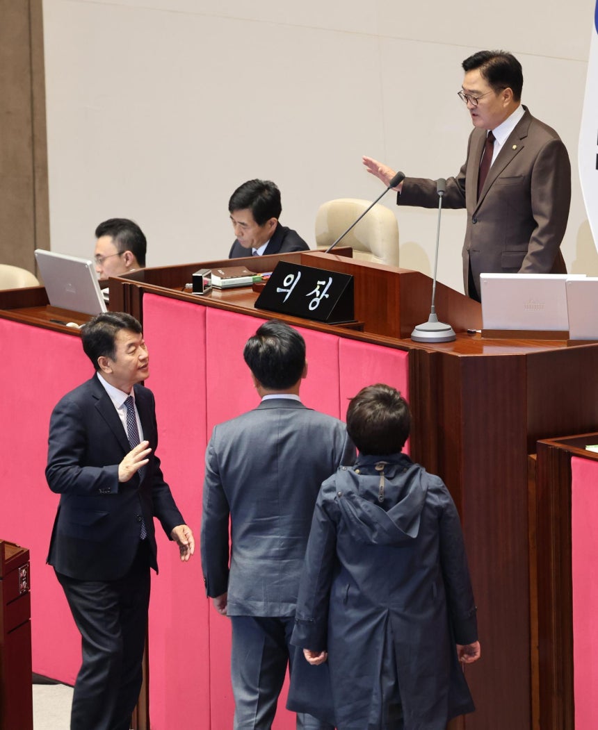 유상범 국민의힘 원내운영수석부대표와 김은혜 원내정책수석부대표가 13일 오후 제429회 국회(정기회) 제12차 본회의에서 국토교통위원회 소관 법률안 처리 순서에 김윤덕 국토교통부 장