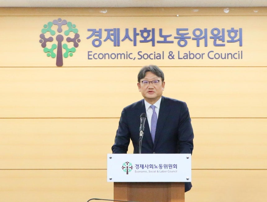 권기섭 경제사회노동위원회 위원장이 22일 오전 서울 종로구 경제사회노동위원회 대회의실에서 열린 ‘공무원 근무시간면제심의 위원회 11차 전원회의’에서 최종 의결 후 인사말을 하고있다